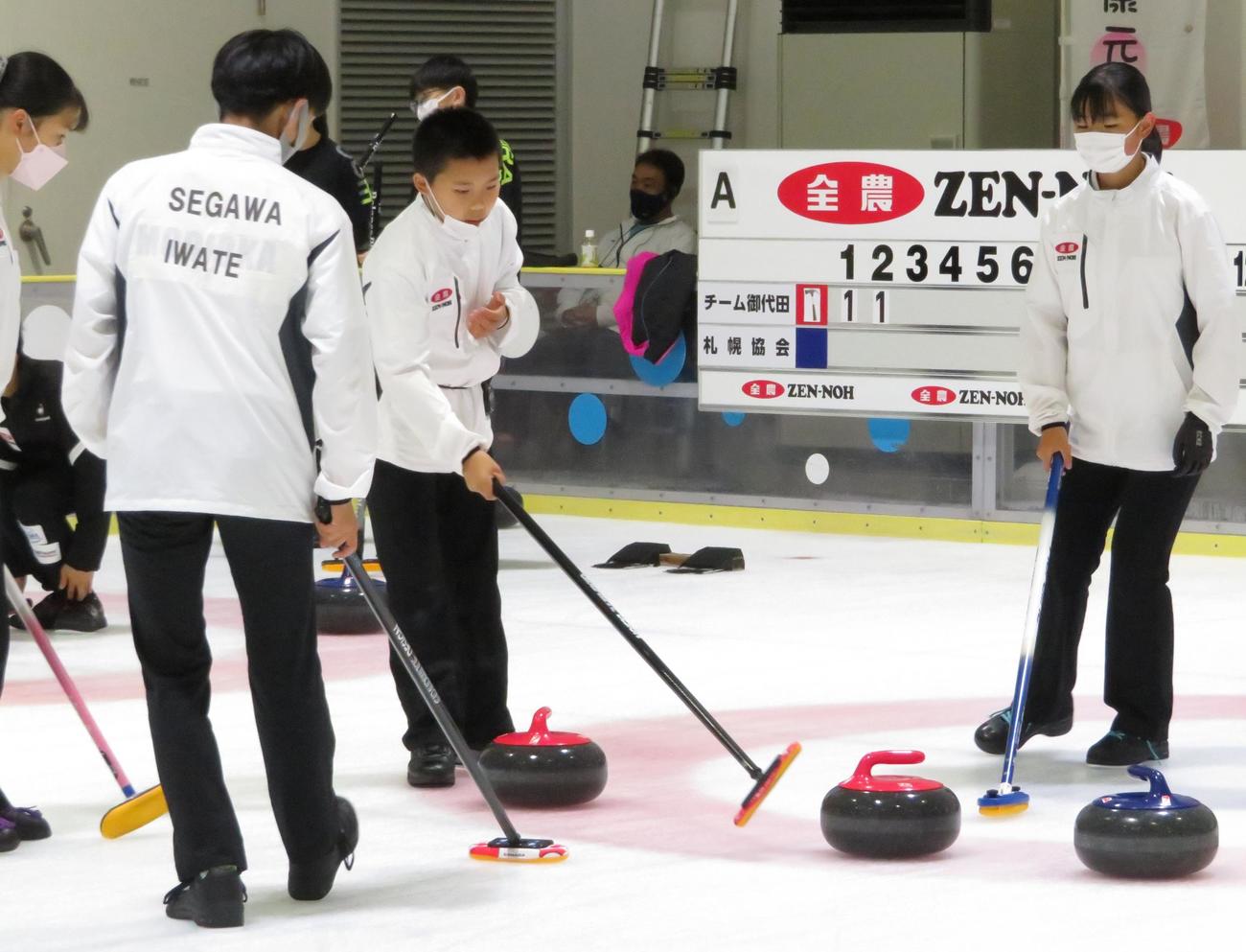 松原永和（中央）を中心に戦術を練るいわてCAの選手たち