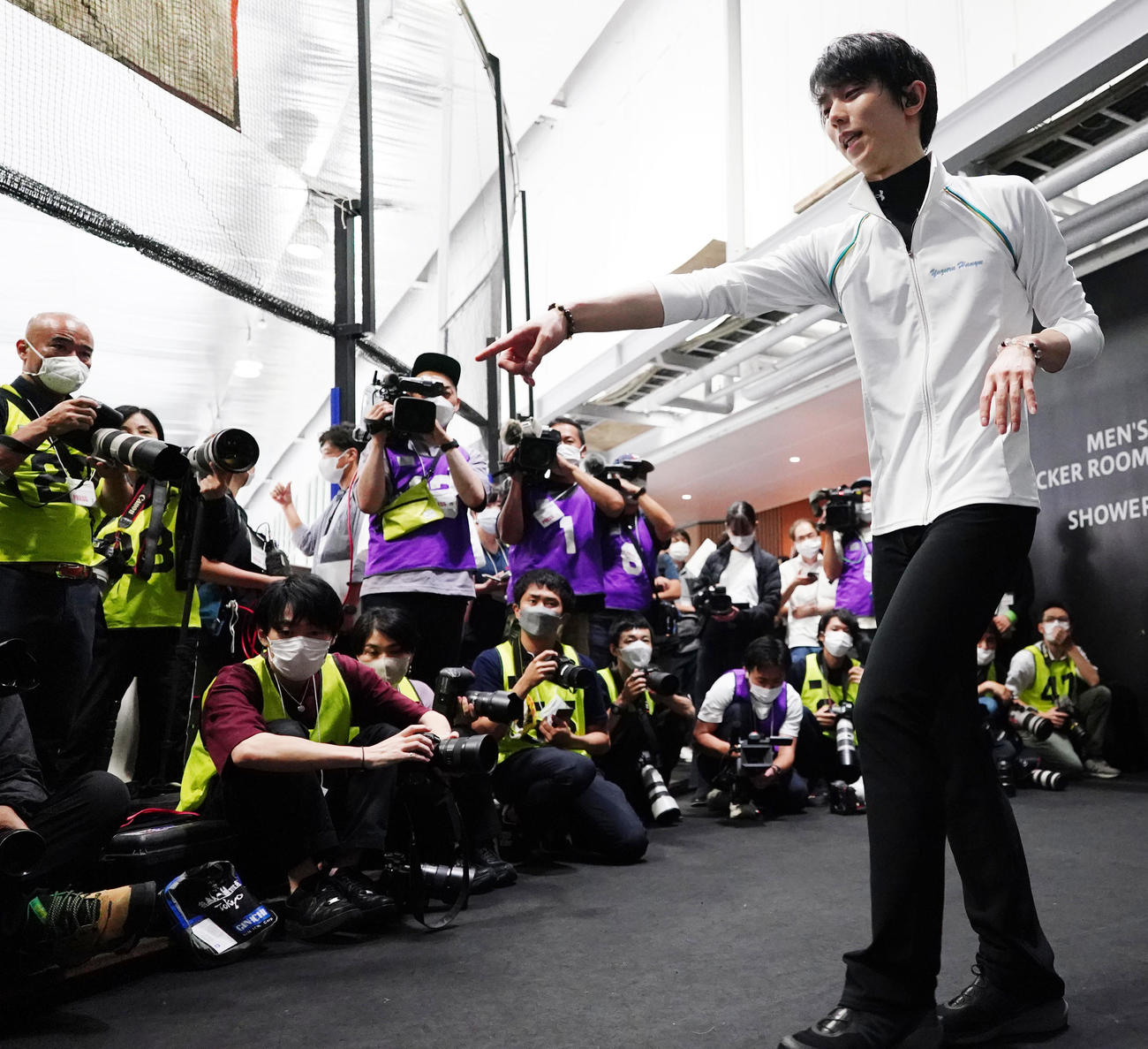 練習公開でウオーミングアップを行う羽生結弦さん（撮影・江口和貴）