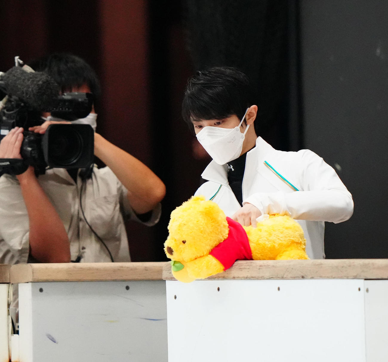 練習公開前、プーさんのティッシュ箱を置く羽生結弦さん（撮影・江口和貴）