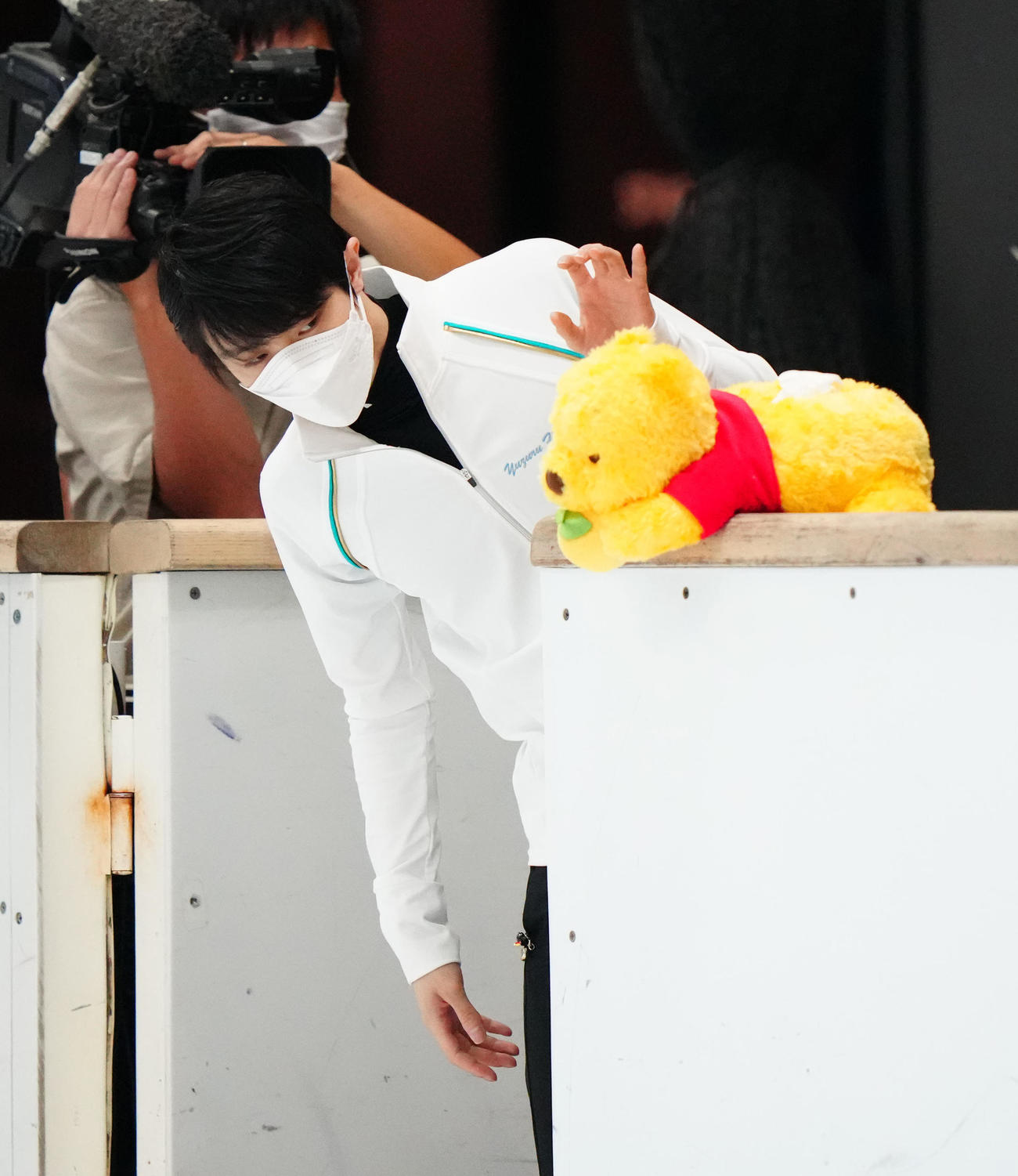 練習公開前、プーさんのティッシュ箱を置く羽生結弦さん（撮影・江口和貴）