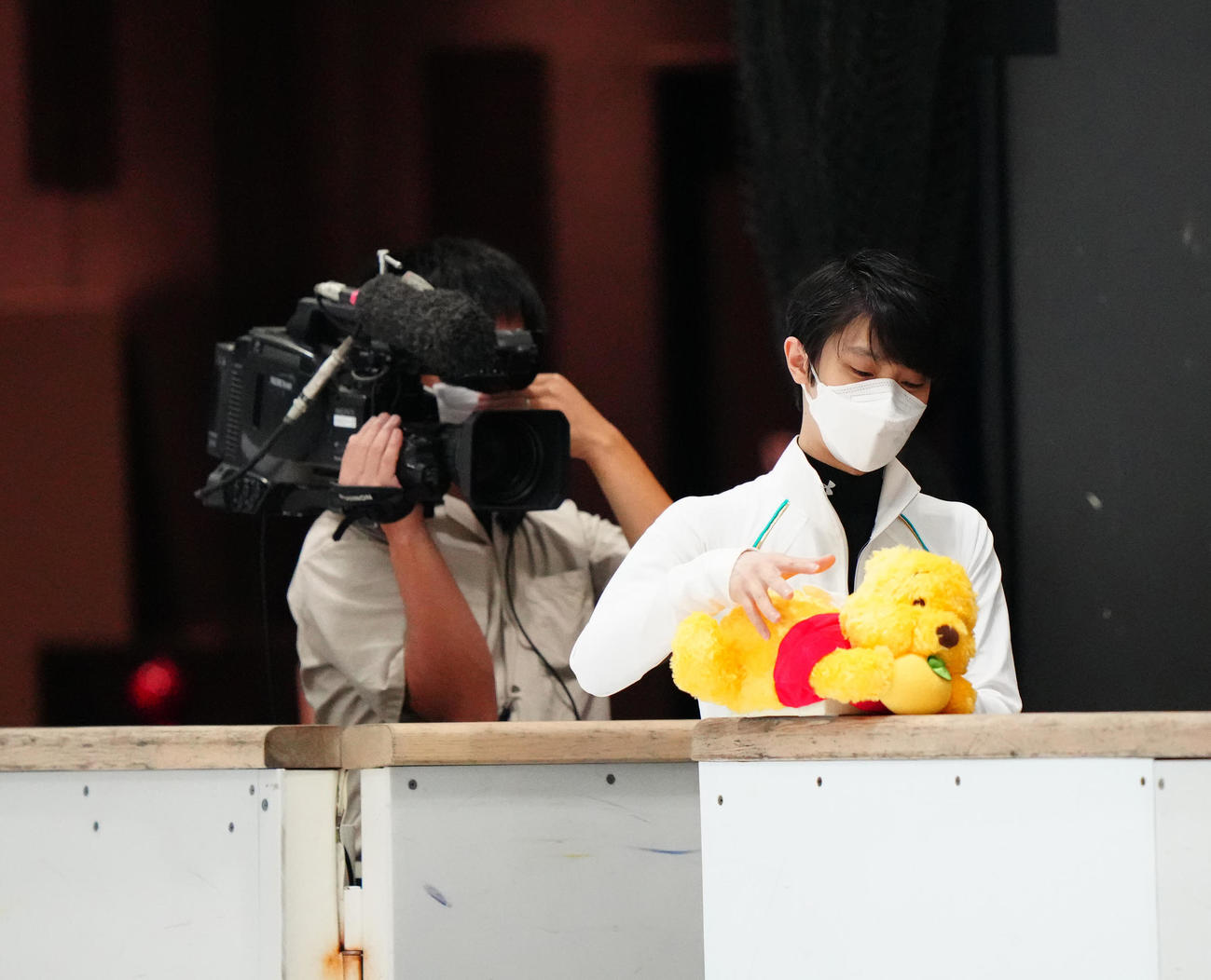 練習公開前、プーさんのティッシュ箱を置く羽生結弦さん（撮影・江口和貴）