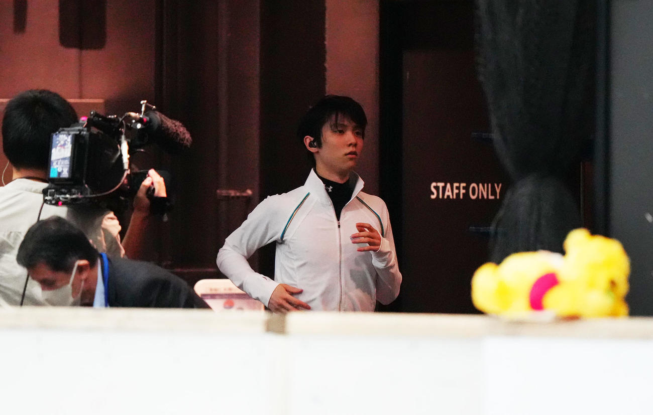 練習公開でウオーミングアップを行う羽生結弦さん（撮影・江口和貴）