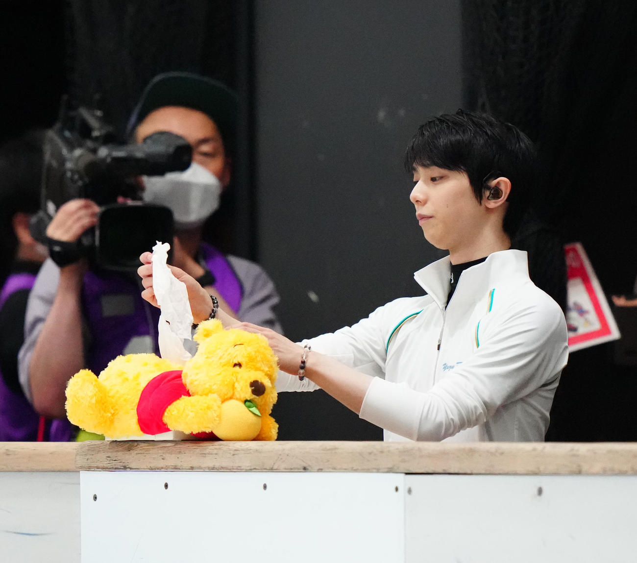 練習公開前、ティッシュを手にとる羽生結弦さん（撮影・江口和貴）