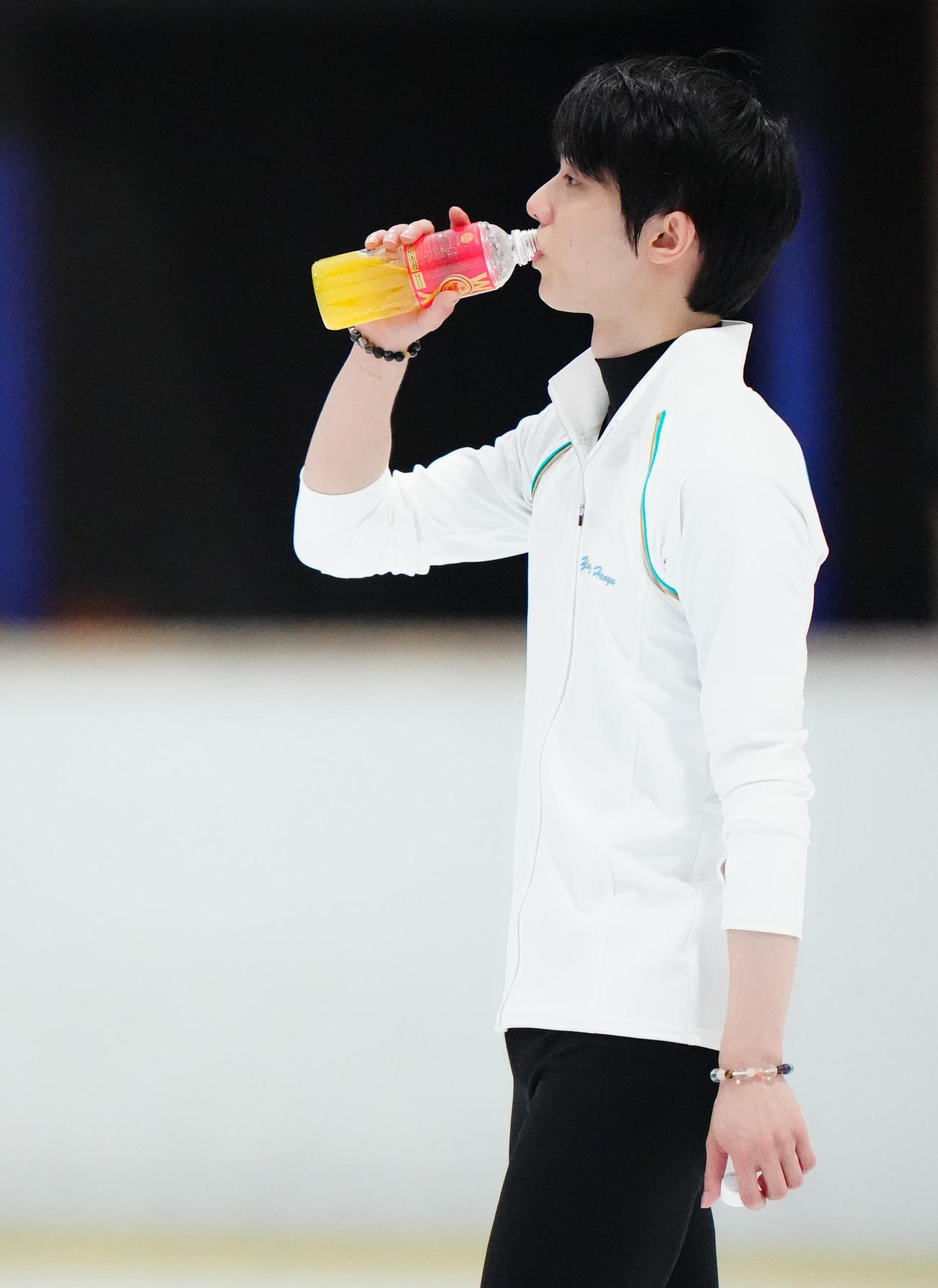 公開練習で水分補給する羽生結弦さん（撮影・江口和貴）