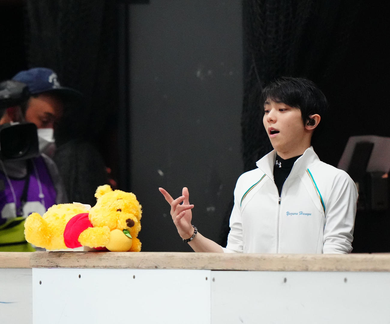 練習公開でウオーミングアップを行う羽生結弦さん（撮影・江口和貴）