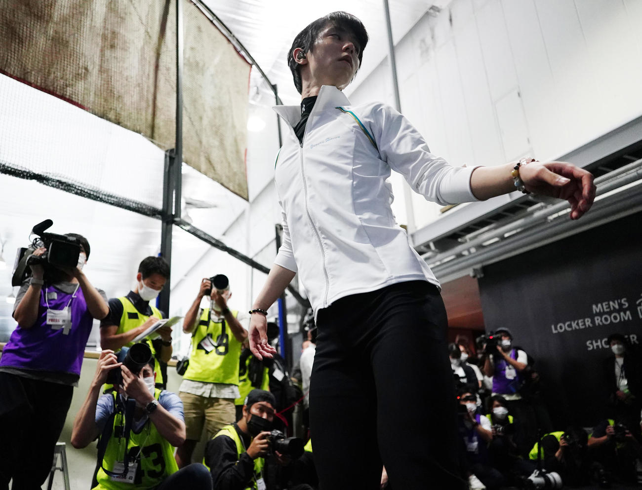 公開練習でウオーミングアップを行う羽生結弦さん（撮影・江口和貴）