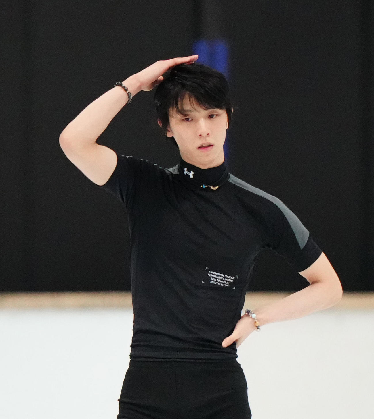 公開練習でジャンプを失敗し、頭をポンポンさせる羽生結弦さん（撮影・江口和貴）