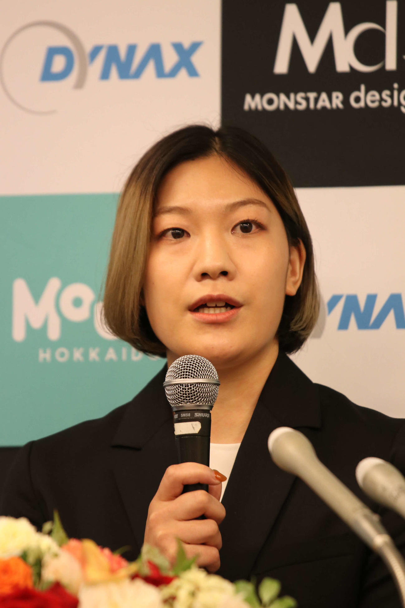 現役引退記者会見に臨み、報道陣の質問に答えるアイスホッケー女子の大沢（撮影・山崎純一）