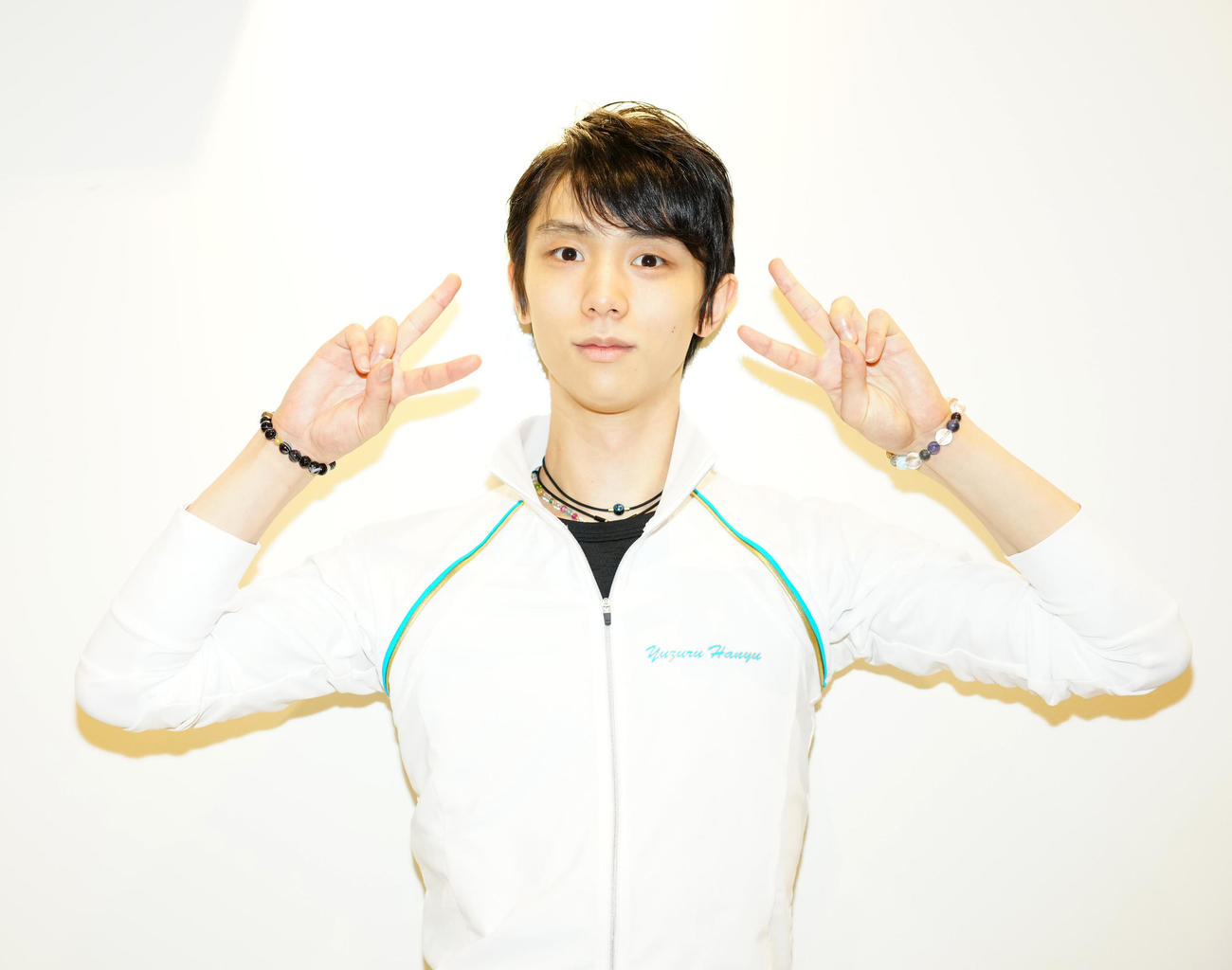 公開練習後、個別取材に応じ、ピースサインを見せる羽生結弦さん（撮影・江口和貴）