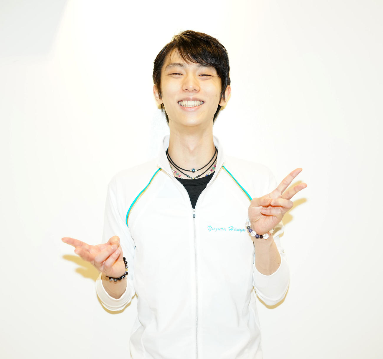 公開練習後、個別取材に応じ、ピースサインを見せる羽生結弦さん（撮影・江口和貴）