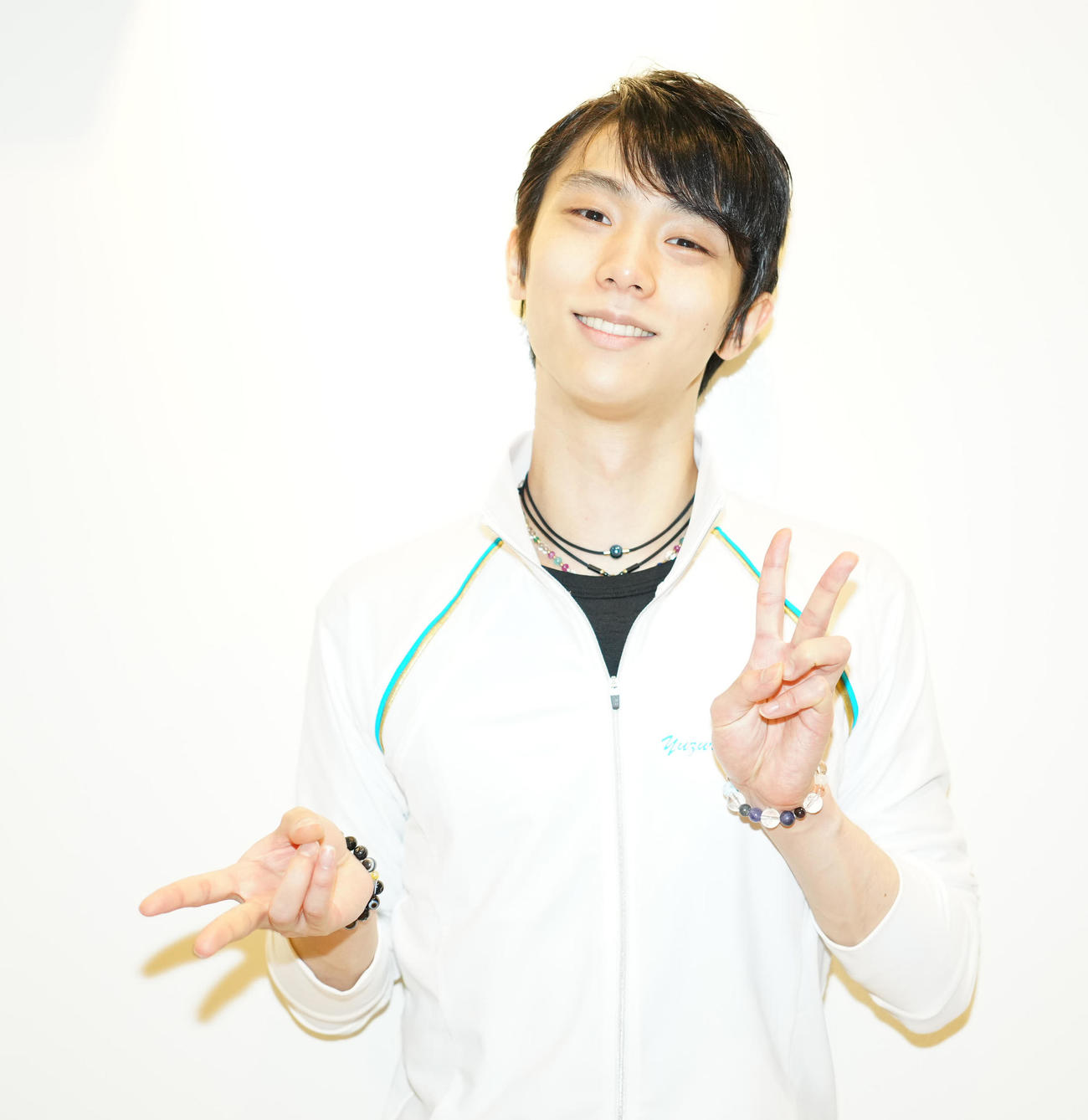公開練習後、個別取材に応じ、ピースサインを見せる羽生結弦さん（撮影・江口和貴）