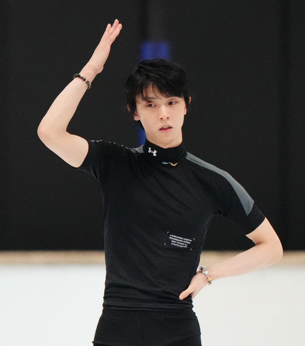 公開練習でジャンプを失敗し、頭をポンポンさせる羽生結弦さん（撮影・江口和貴）