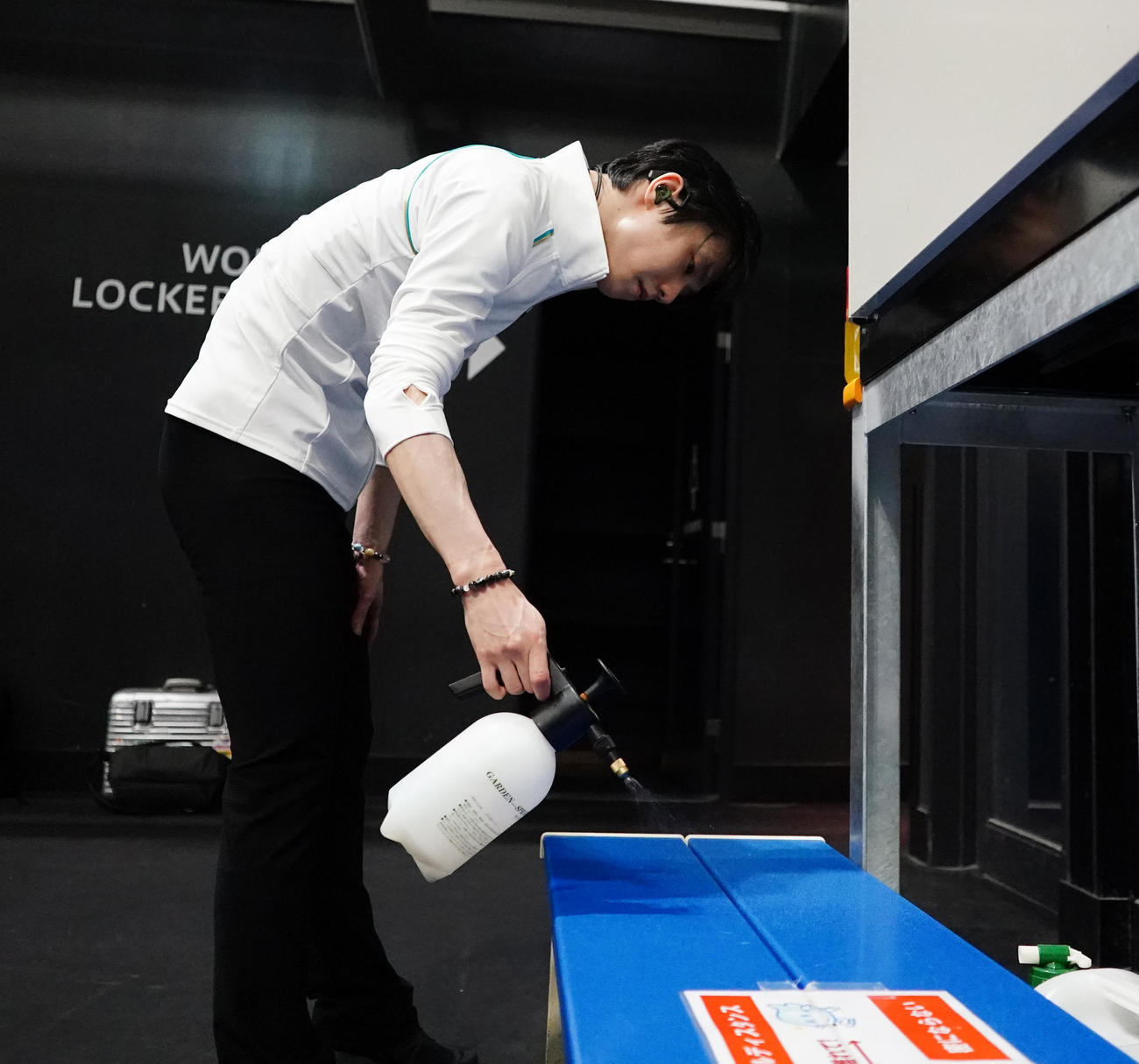 公開練習前、ベンチにスプレーをかける羽生結弦さん（撮影・江口和貴）