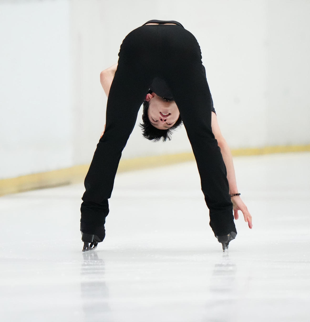 公開練習を終え、右足に手を添える羽生結弦さん（撮影・江口和貴）