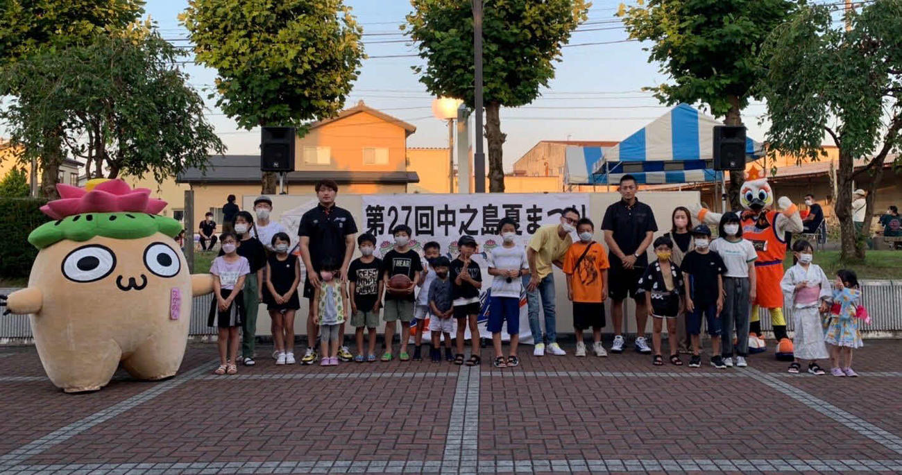 中之島まつりを訪れた子どもたちと記念撮影をする杉本（最後列左から2人目）と池田（同右から2人目）　（提供新潟アルビレックスBB）