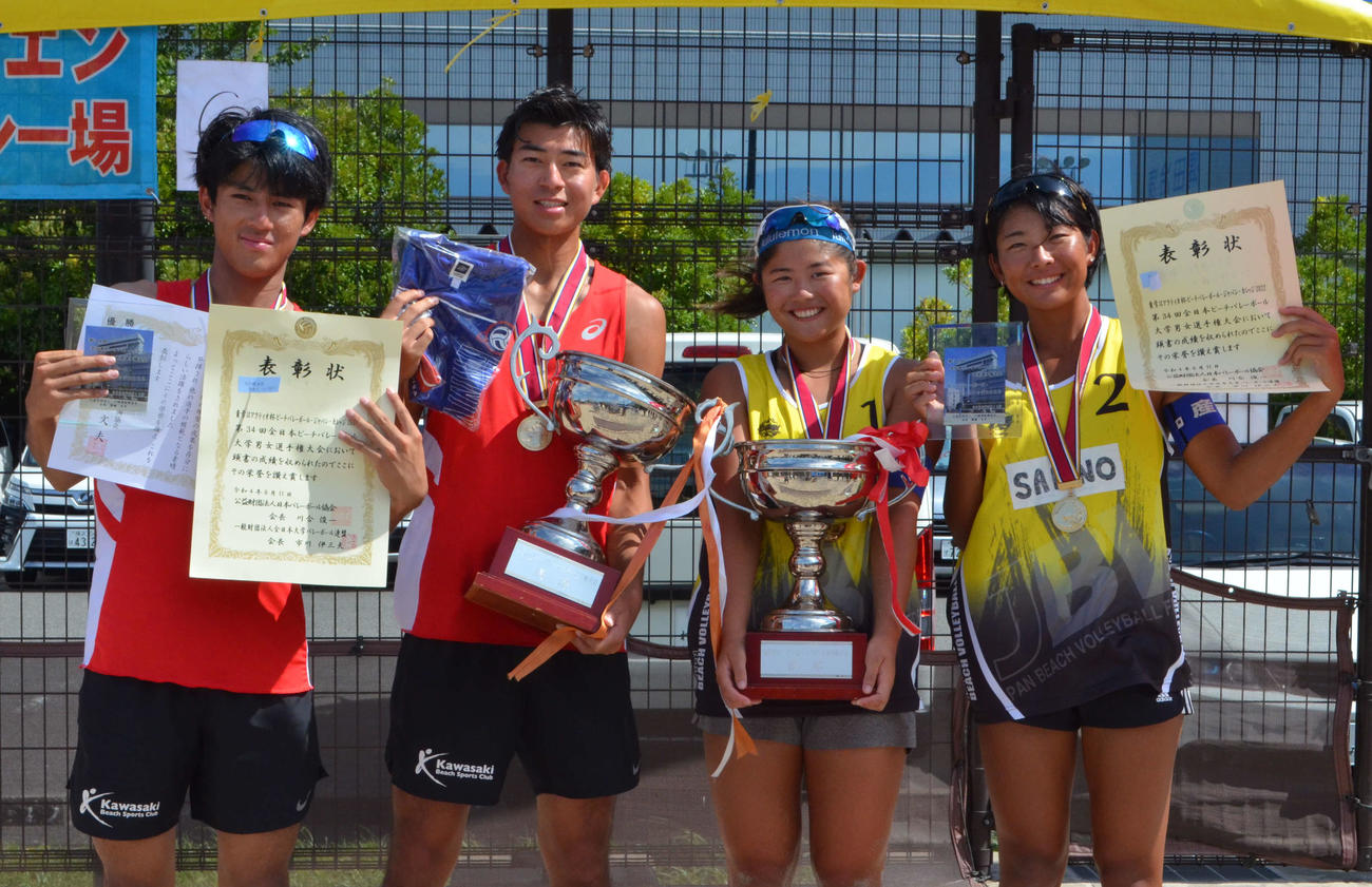 男女優勝ペア。左から駒大の高橋太、上田翔貴、産能大の伊藤桜、野口彩陽（撮影・吉池彰）