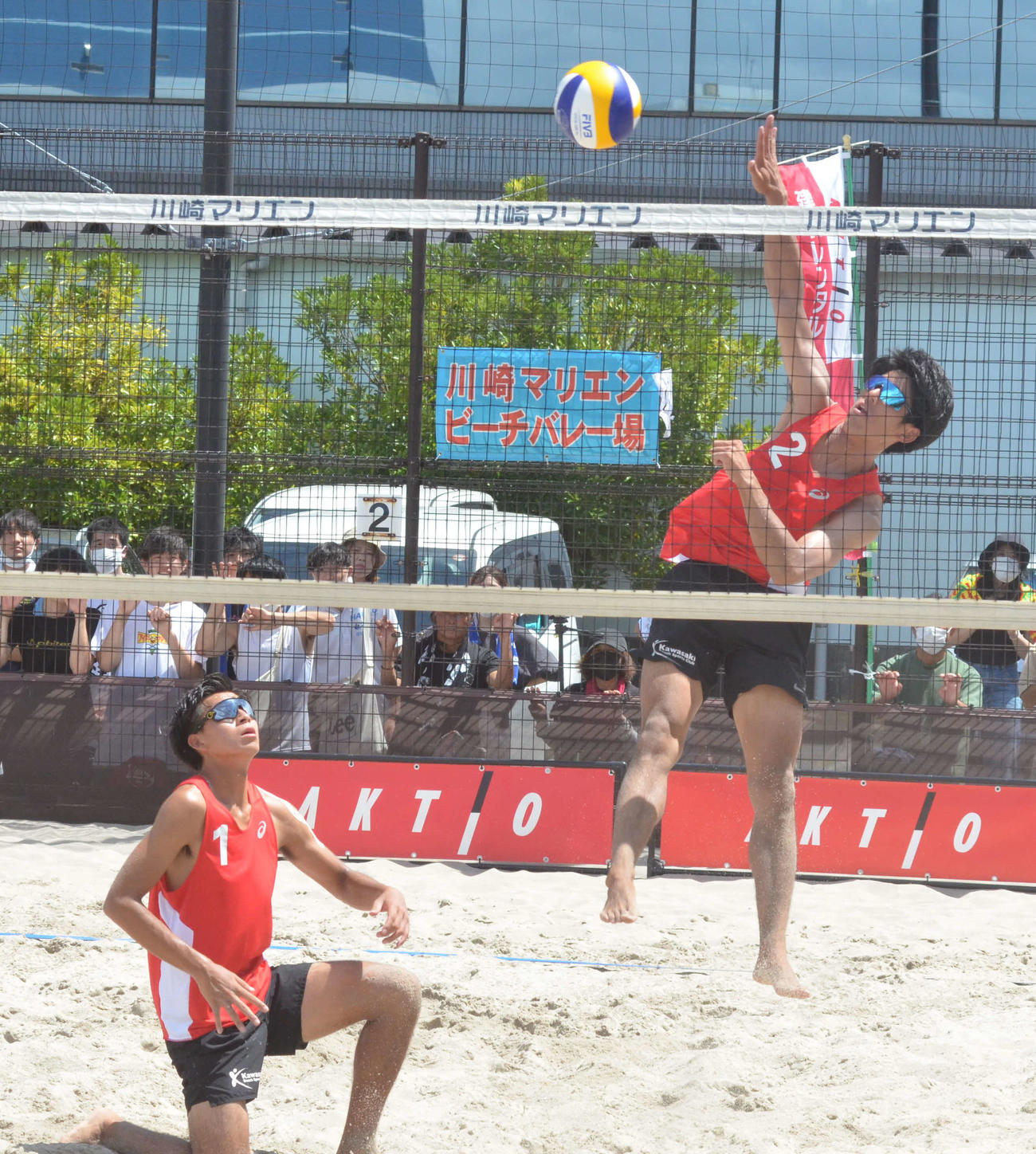 男子決勝でスパイクを放つ駒大の高橋太（右）。左はペアの上田翔貴（撮影・吉池彰）
