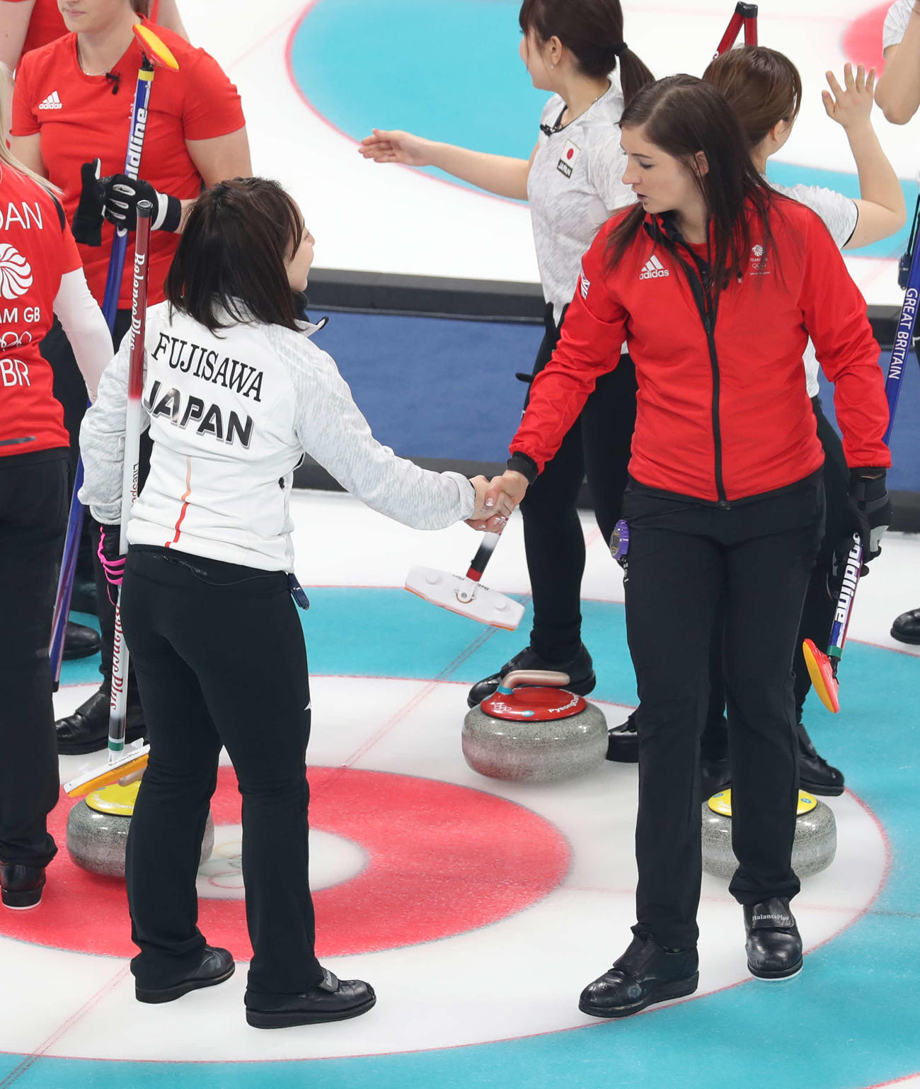 18年2月、平昌五輪の3位決定戦後、握手を交すわ藤沢（左）とミュアヘッド