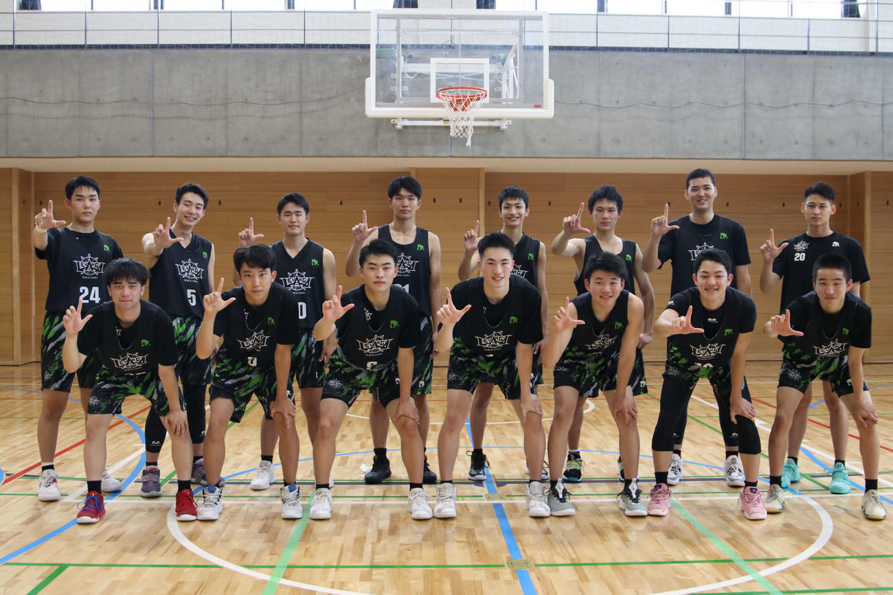 レバンガポーズをとり笑顔を見せるレバンガ北海道U18の選手たち（撮影・山崎純一）