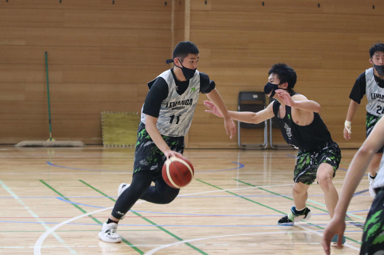 ドリブルで攻めるレバンガ北海道U18の内藤（撮影・山崎純一）