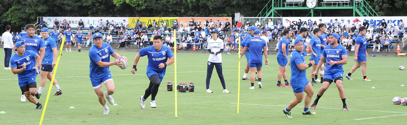 ファンの前で練習する静岡ブルーレヴズの選手ら