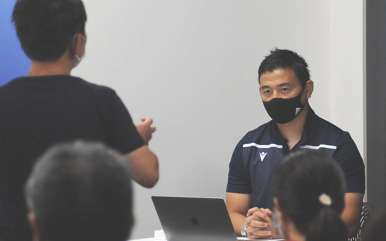 静岡ブルーレヴズの五郎丸CRO（右）はファンの意見を聞く