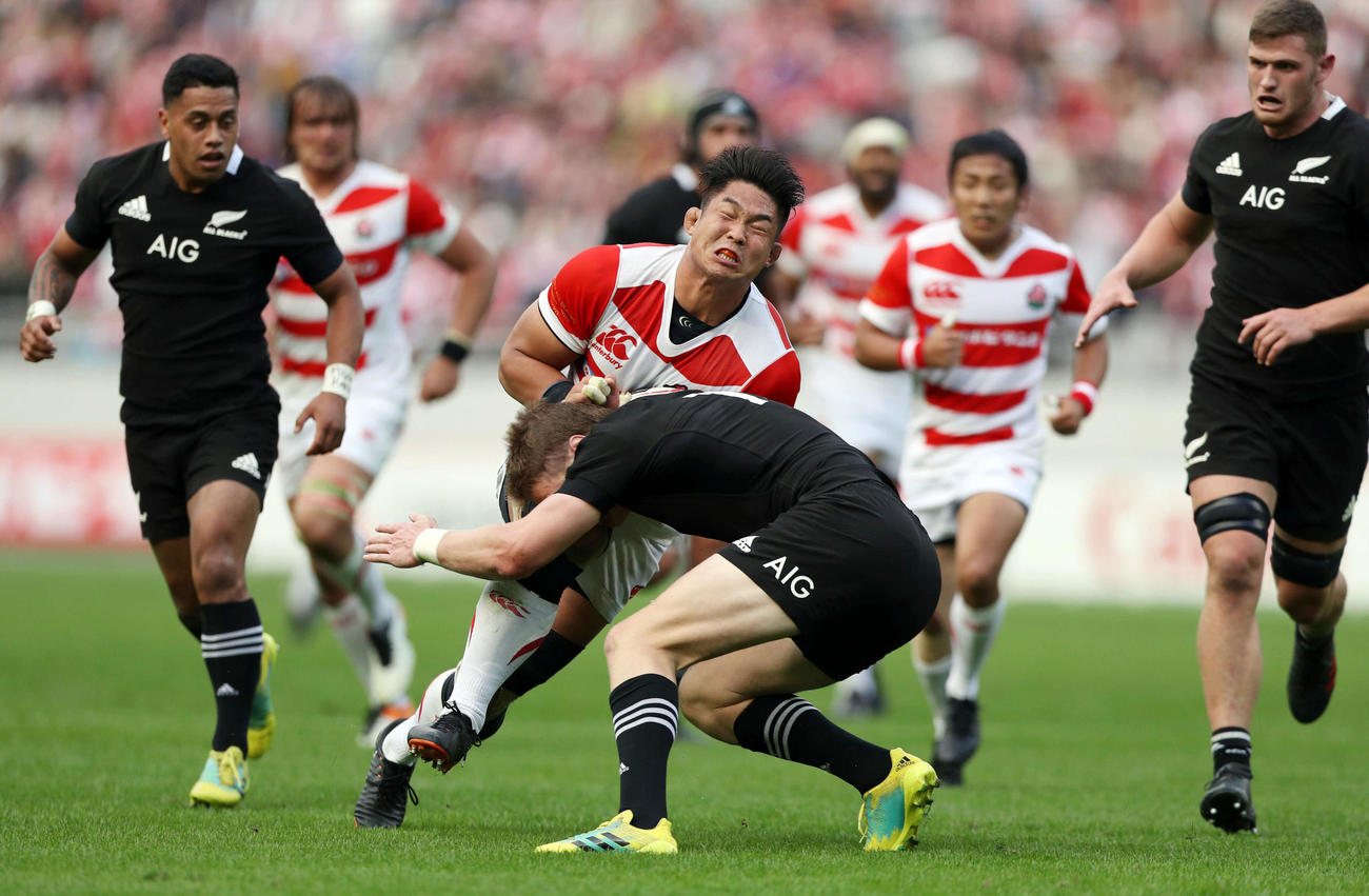 18年11月、日本対ニュージーランド　前半、タックルを食らうフランカー姫野和樹