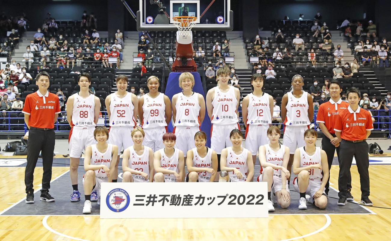 ラトビア戦を前に写真に納まる女子日本代表ら（共同）