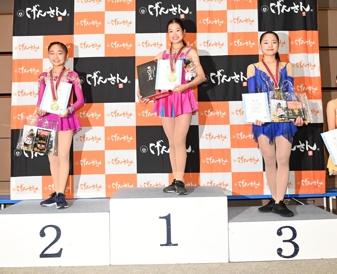 げんさんサマーカップジュニア選手権女子の表彰式で笑顔を見せる（左から）2位和田薫子、優勝した山田恵、3位の奥野友莉菜（撮影・前岡正明）