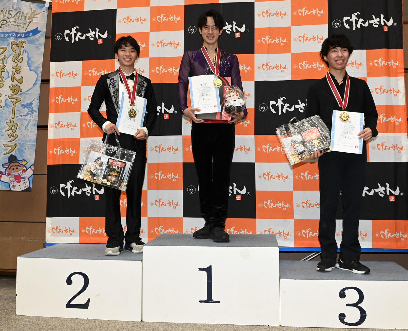 げんさんサマーカップ選手権男子、表彰台で笑顔を見せる（左から）2位友野一希、優勝した山本草太、3位三浦佳生（撮影・前岡正明）