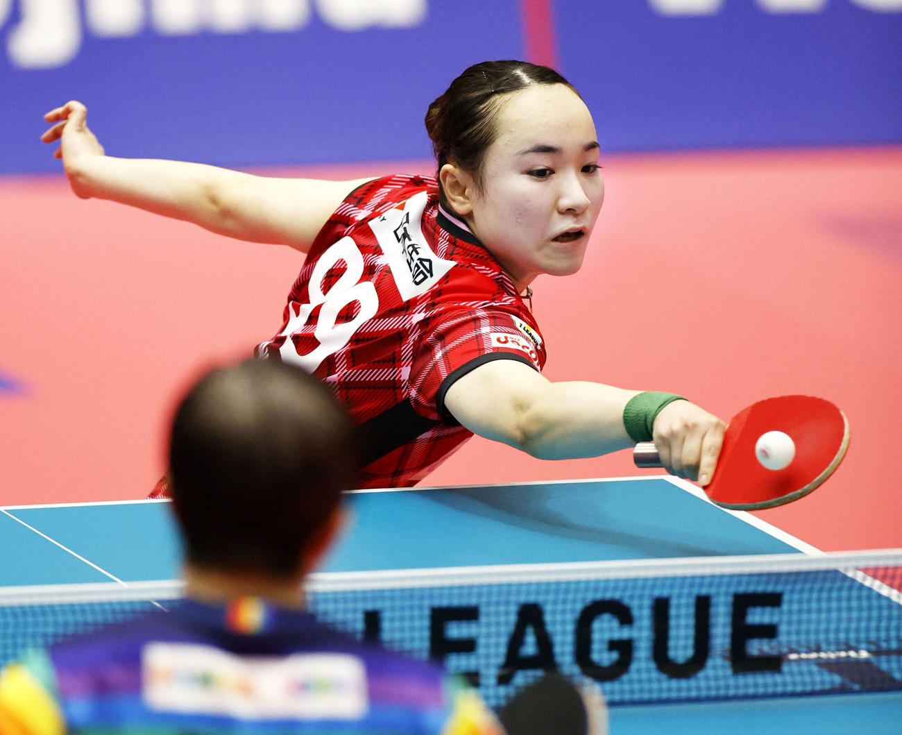 準々決勝で芝田沙季（手前）に敗れた伊藤美誠（共同）
