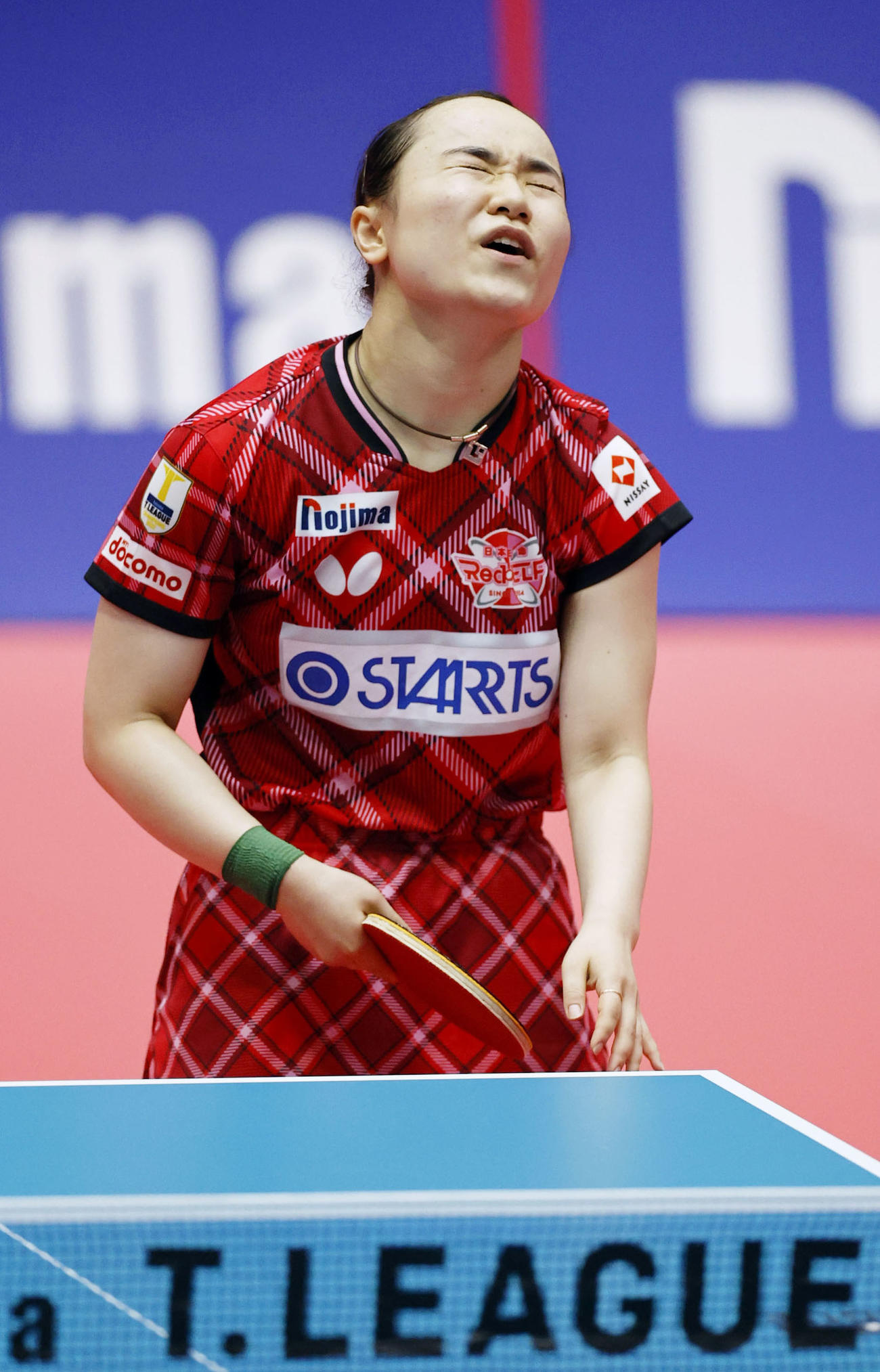 準々決勝でポイントを奪われ、悔しがる伊藤美誠（共同）