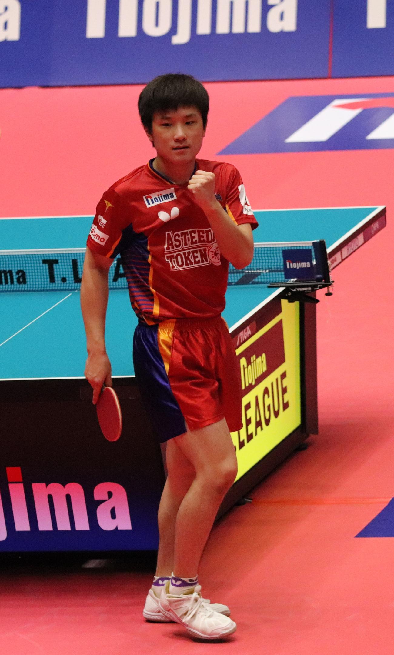 決勝進出を決めガッツポーズをする張本（撮影・星夏穂）