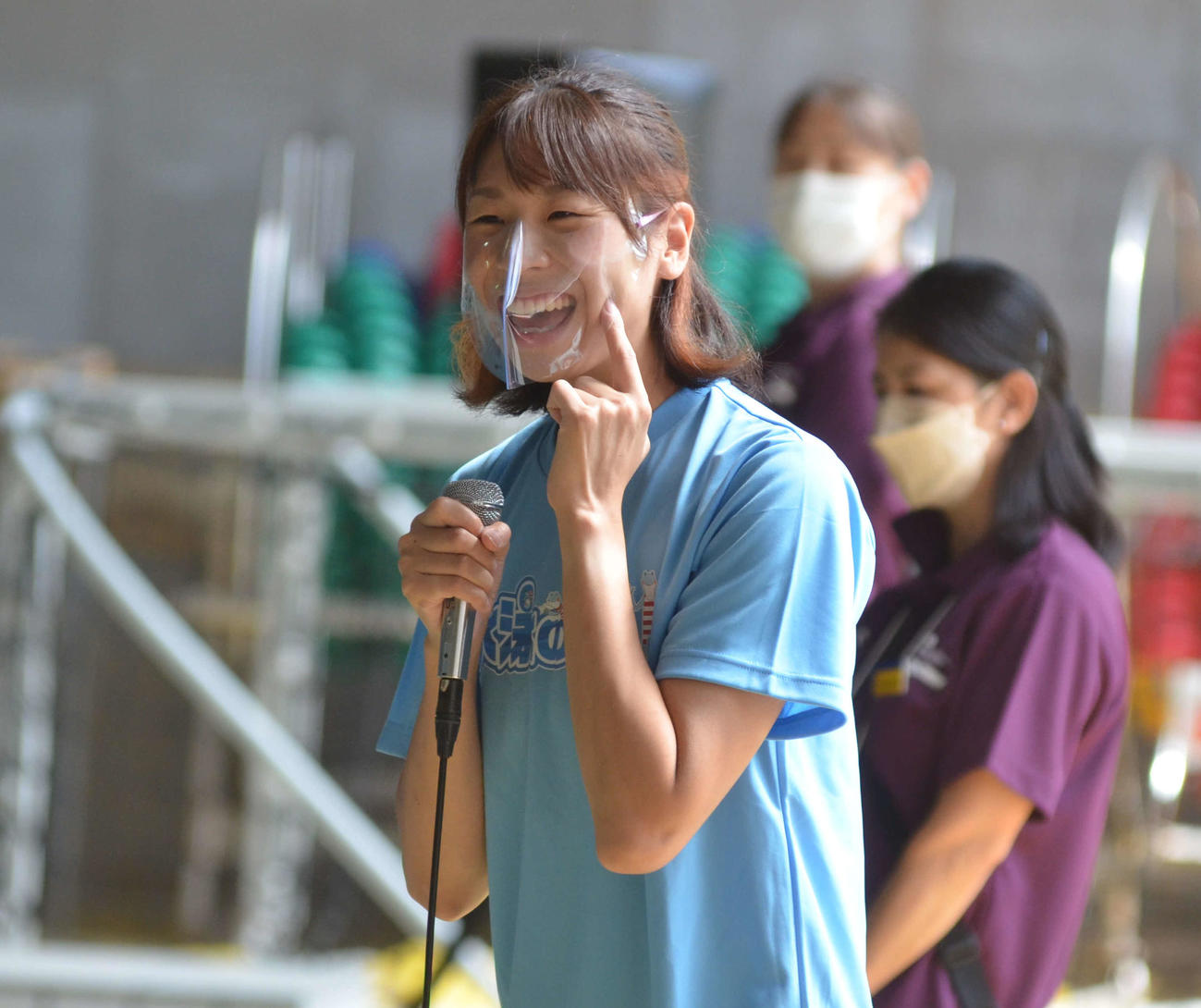 笑顔で泳ぐ大切さを伝える箱山愛香さん（撮影・吉池彰）