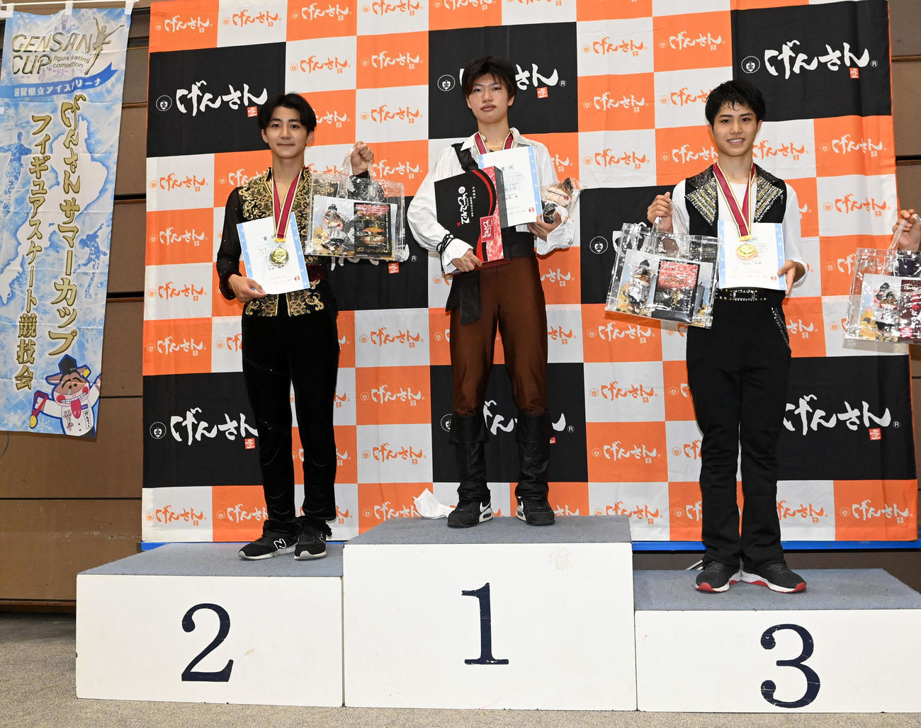 げんさんサマーカップジュニア選手権男子の表彰式。（左から）2位中村俊介、1位吉岡希、3位垣内珀琉（撮影・前岡正明）