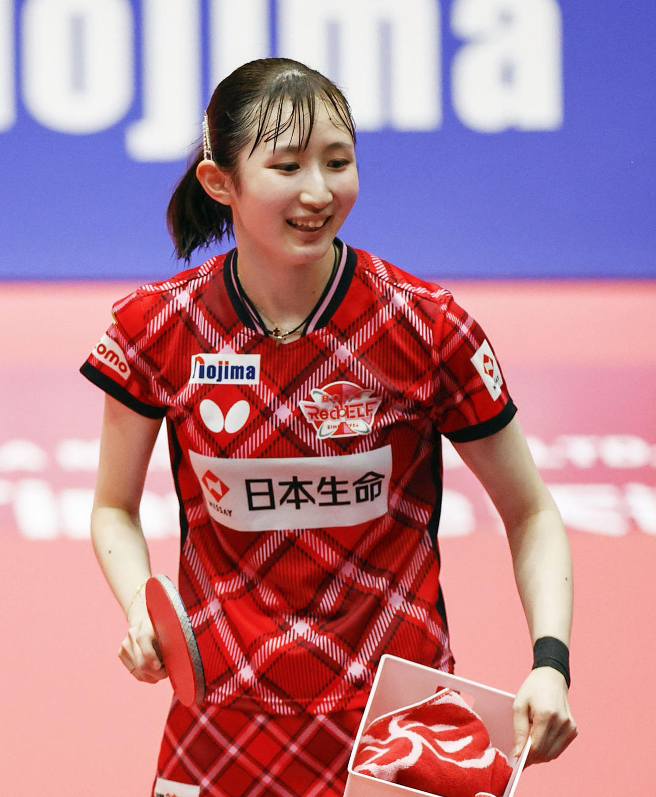 平野美宇を破って優勝し、笑顔の早田ひな（共同）