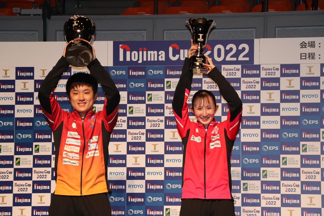笑顔で優勝カップを掲げる張本と早田（撮影・星夏穂）
