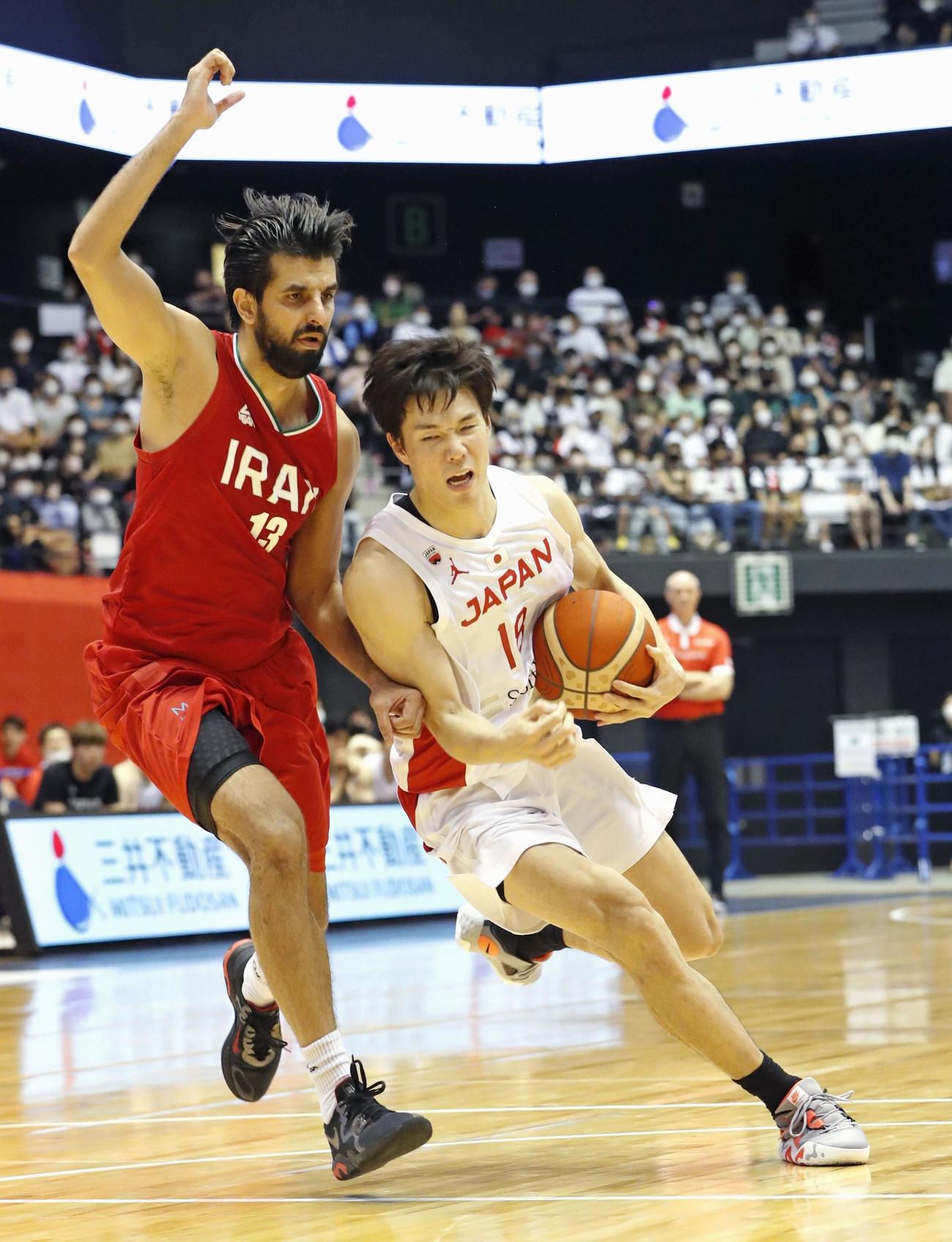 日本対イラン　第4Q、攻め込む馬場（右）