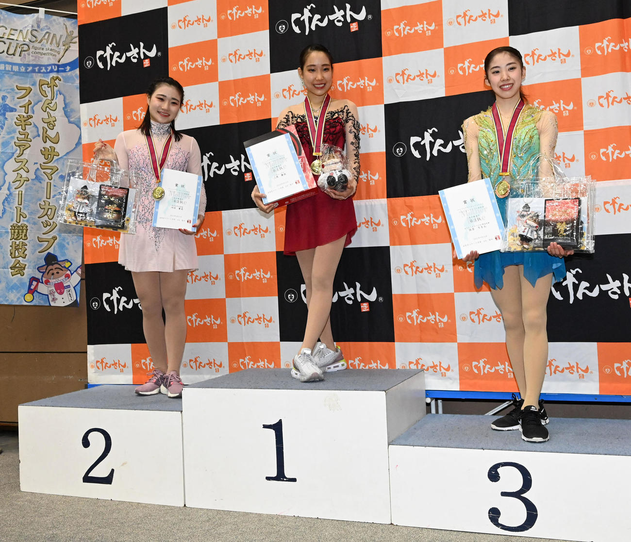 げんさんサマーカップ選手権女子フリーの表彰式で笑顔を見せる（左から）2位河辺愛菜、1位す三原舞依、3位住吉りをん（撮影・前岡正明）