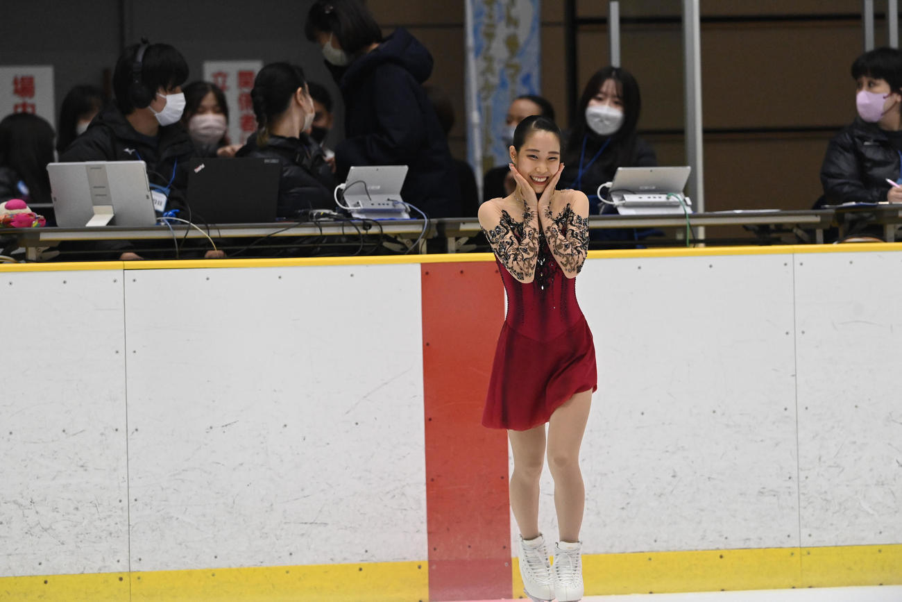 げんさんサマーカップ選手権女子フリーの演技中に突然曲が止まった三原舞依は審判にCDを手渡し笑顔を見せる（撮影・前岡正明）