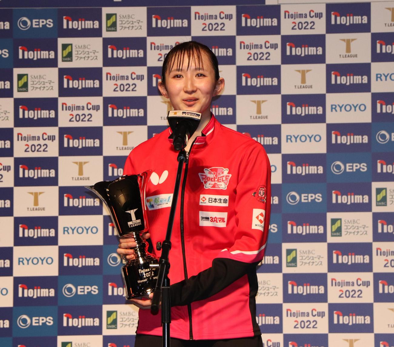 笑顔で優勝インタビューを受ける早田（撮影・星夏穂）