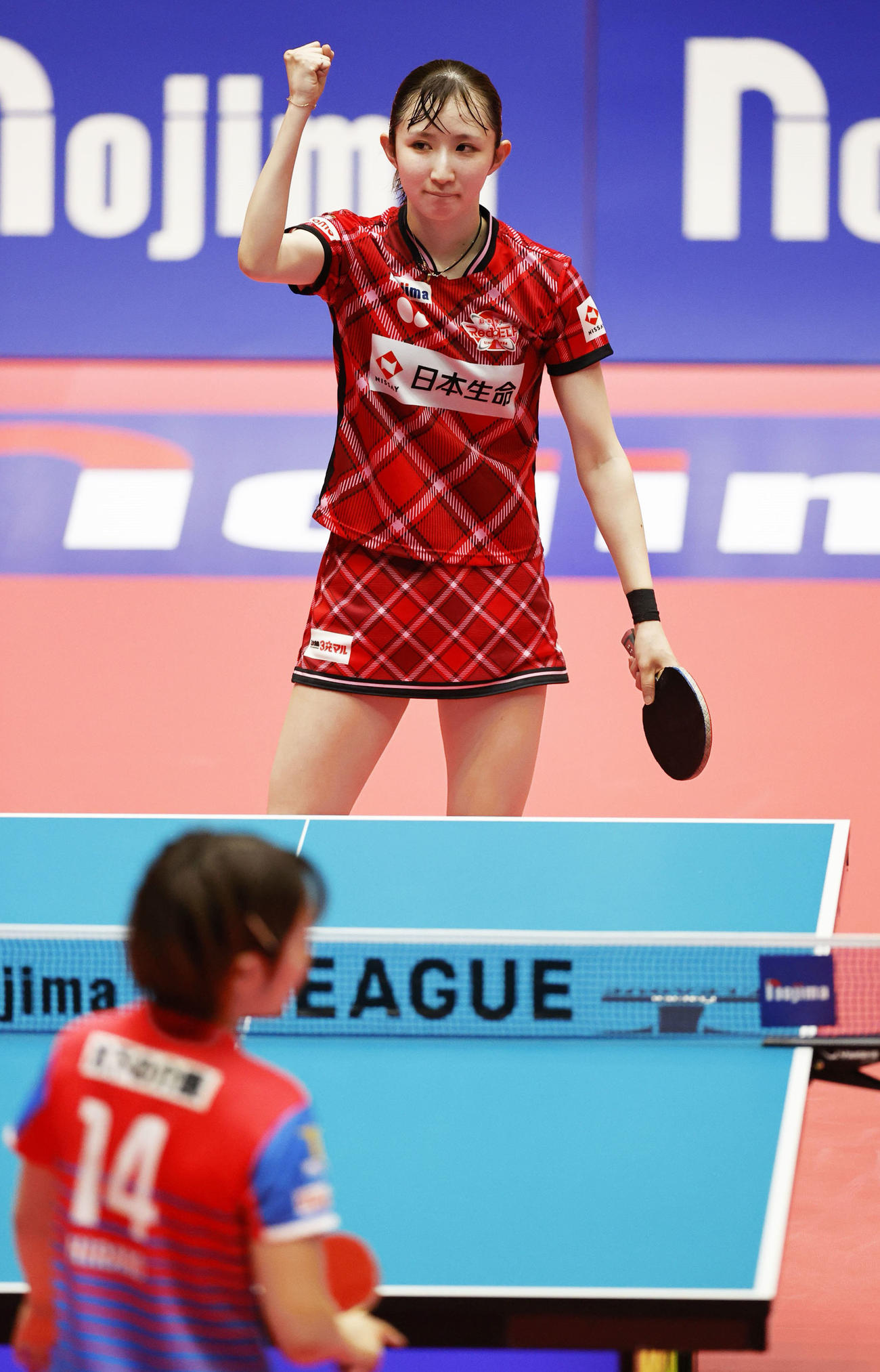 女子決勝で平野美宇（手前）に勝利し喜ぶ早田ひな（共同）