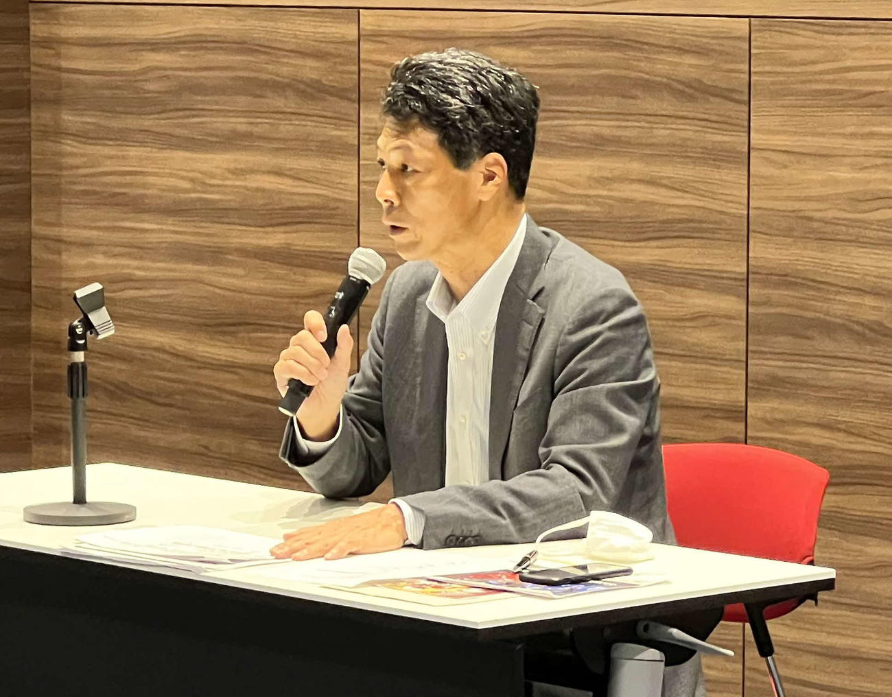 日米親善大会について説明する日本社会人アメリカンフットボール協会深堀理一郎理事長