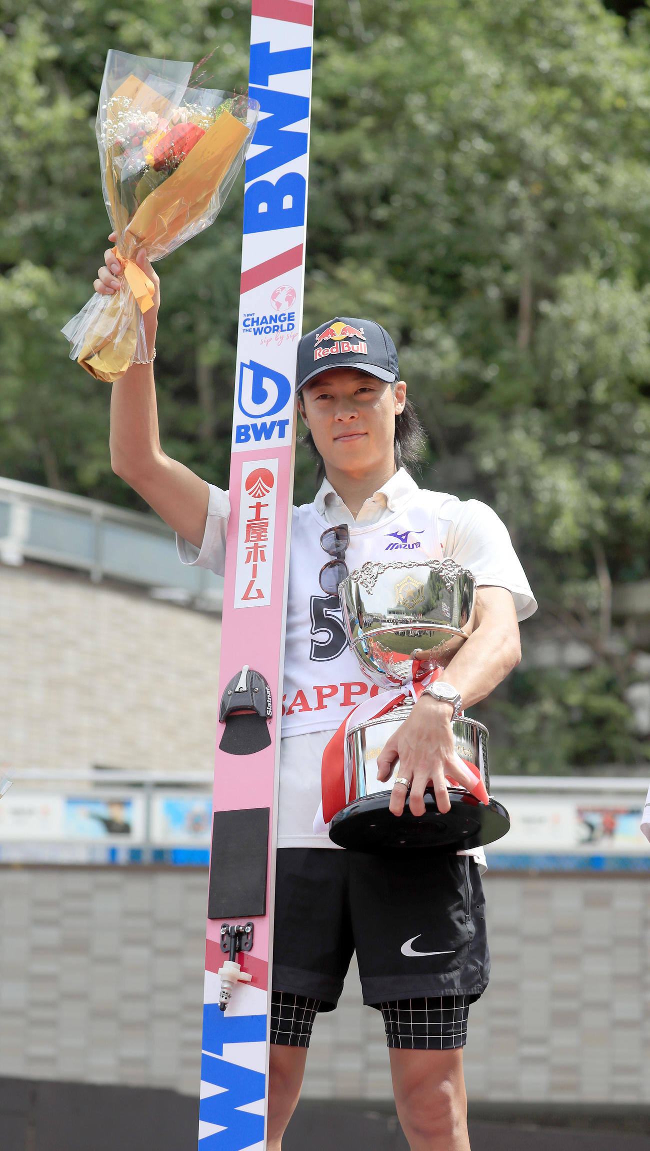 大倉山サマージャンプで優勝し観客に手を振って応える小林陵＝2022年8月6日