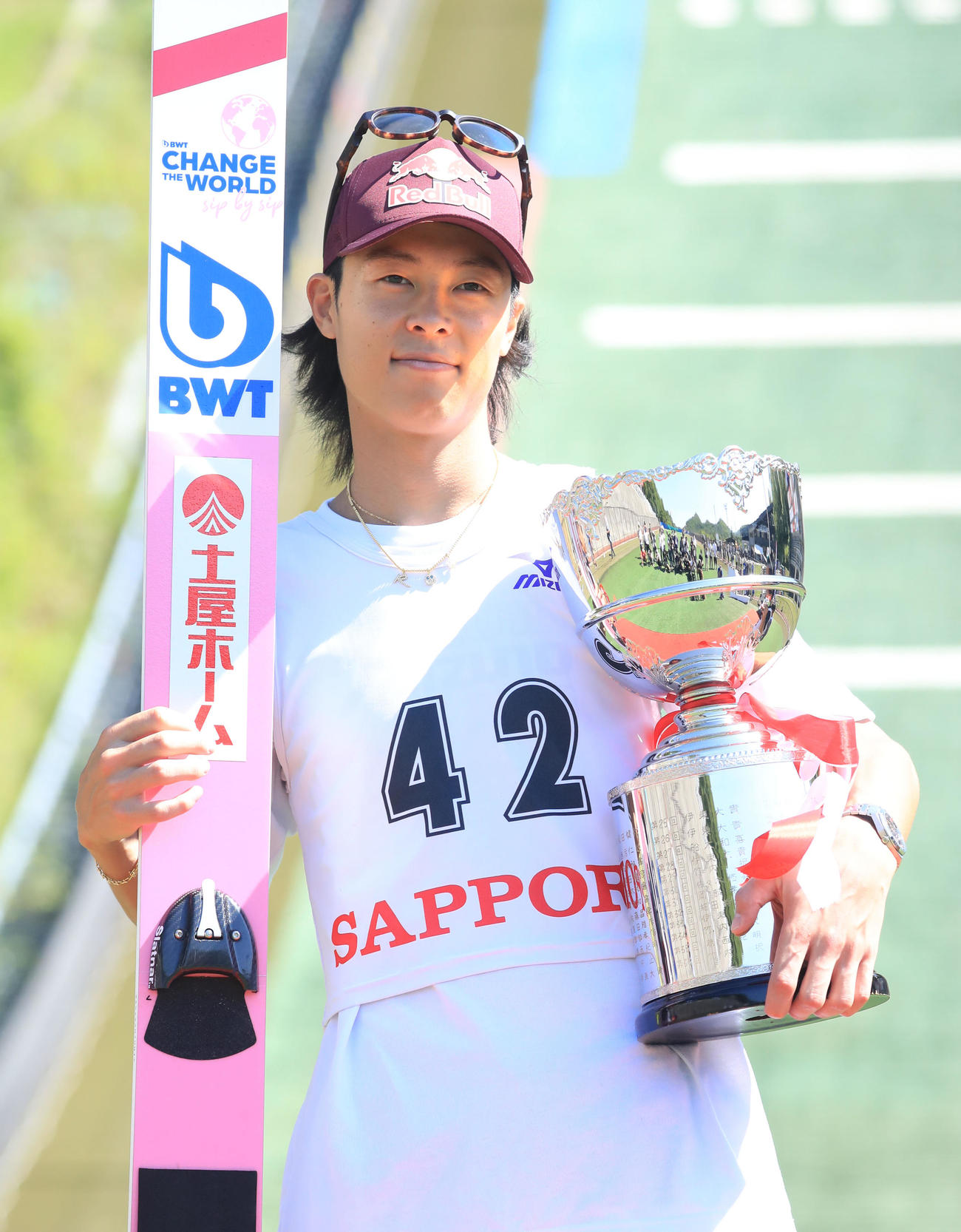 宮の森サマージャンプ大会で優勝し笑顔で撮影に応じる小林陵侑＝2022年8月5日