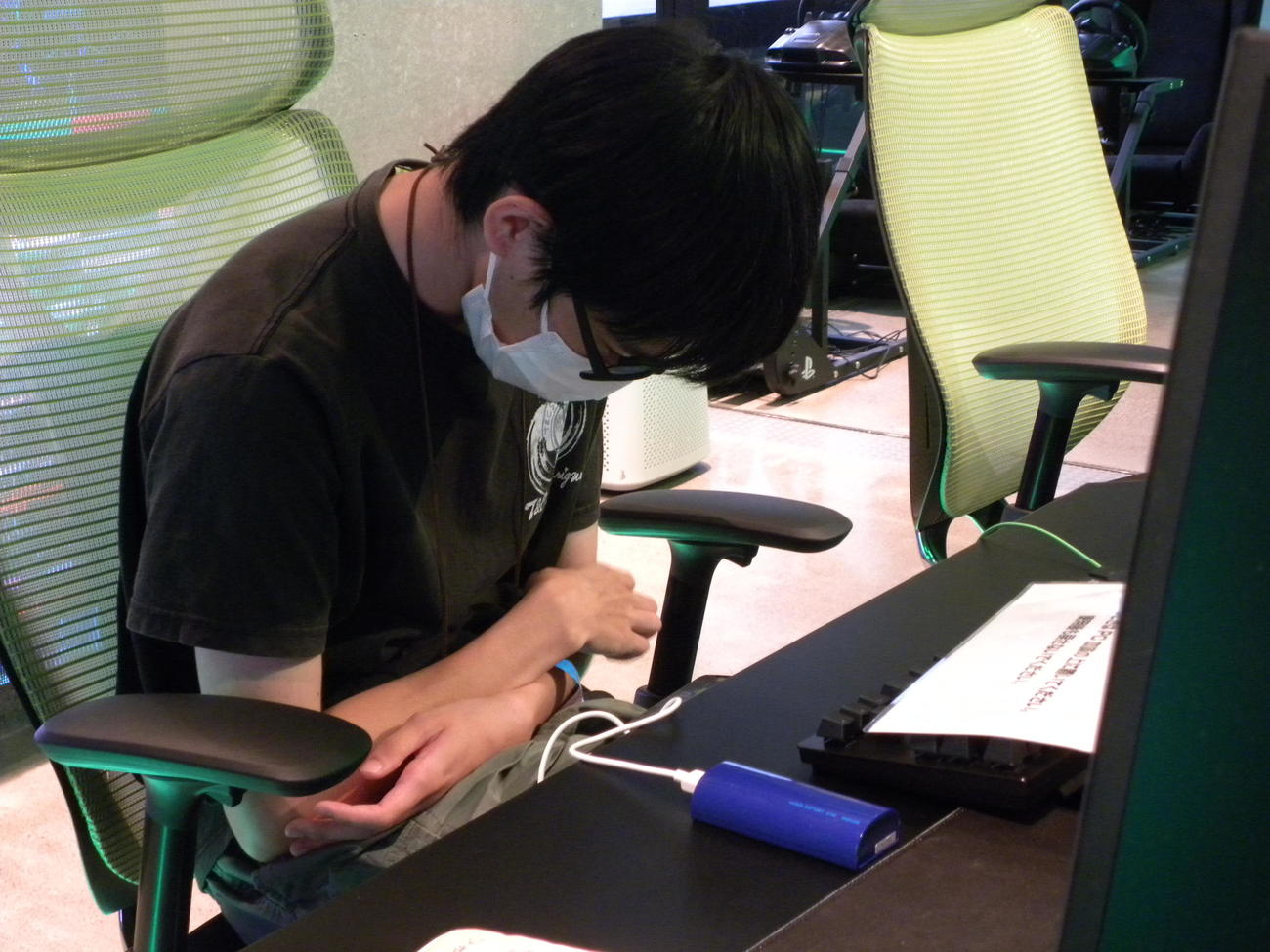 全国都道府県対抗eスポーツ選手権の「Shadowverse」東京C予選決勝でスマートフォンを眺める桐ヶ谷秋（撮影・松本航）