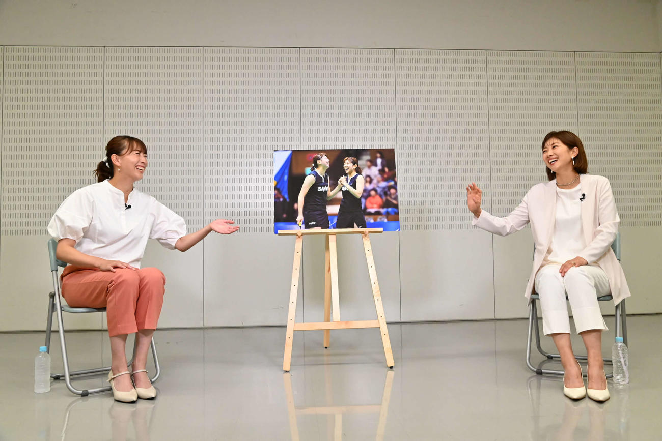 「世界バドミントン東京2020」の応援キャスターとして14年ぶりにタッグを組むオグシオペアこと小椋久美子（左）と潮田玲子（右）
