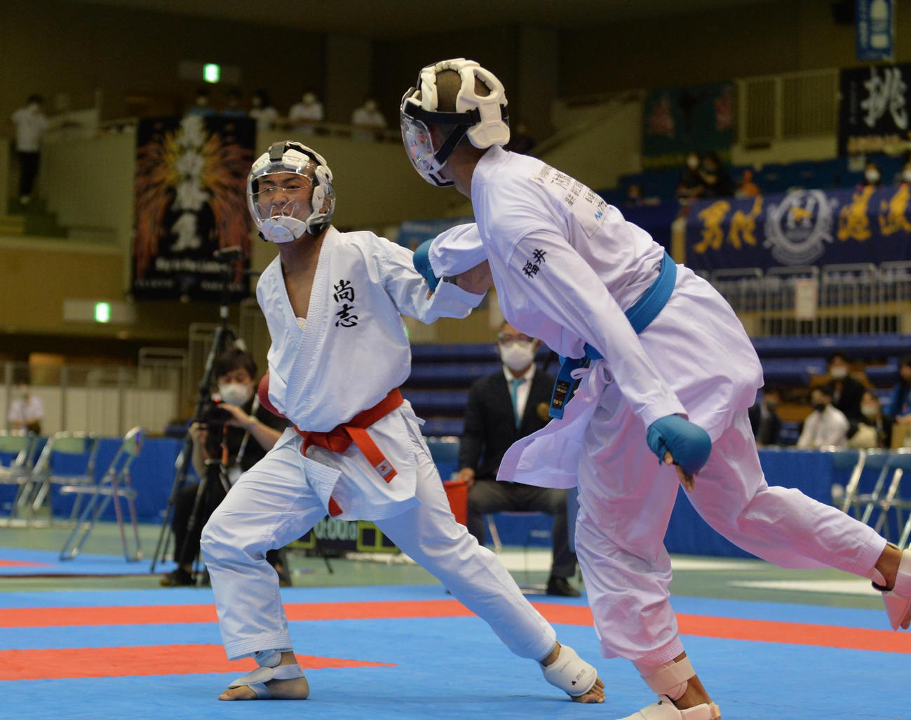 決勝戦で攻勢に出る尚志・大竹（左）