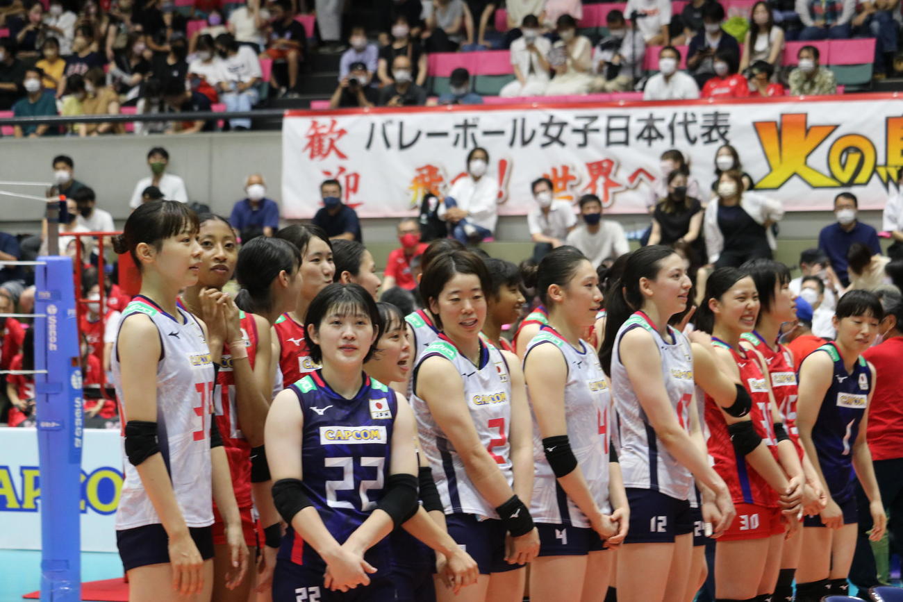 紅白戦終了後に観衆に挨拶をする日本代表の選手たち