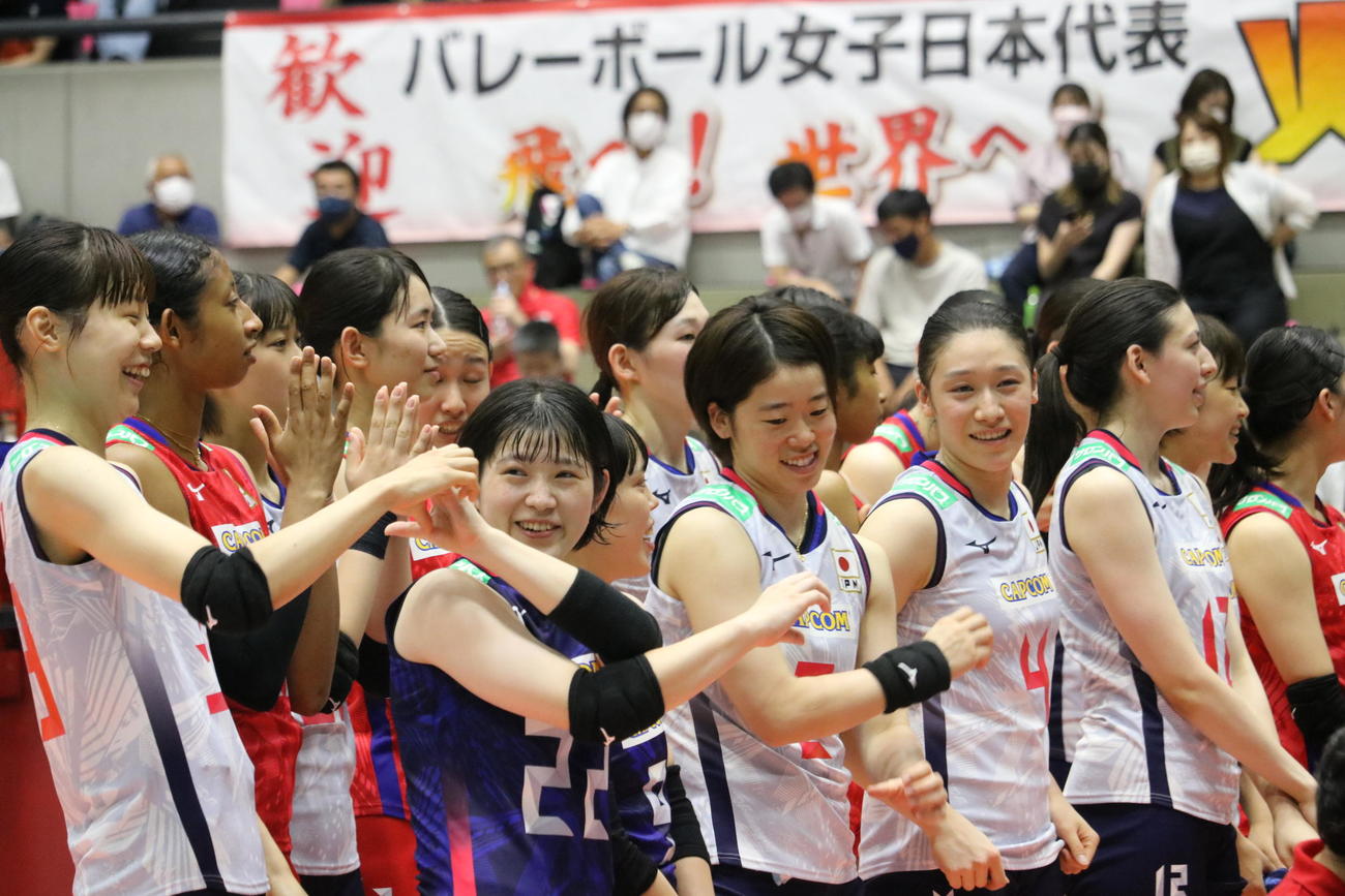 紅白戦終了後にリラックスした表情を見せる日本代表の選手たち